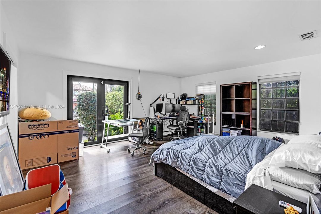 For Sale: $1,700,000 (5 beds, 2 baths, 4014 Square Feet)