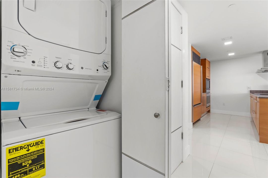 For Sale: $750,000 (1 beds, 1 baths, 984 Square Feet)
