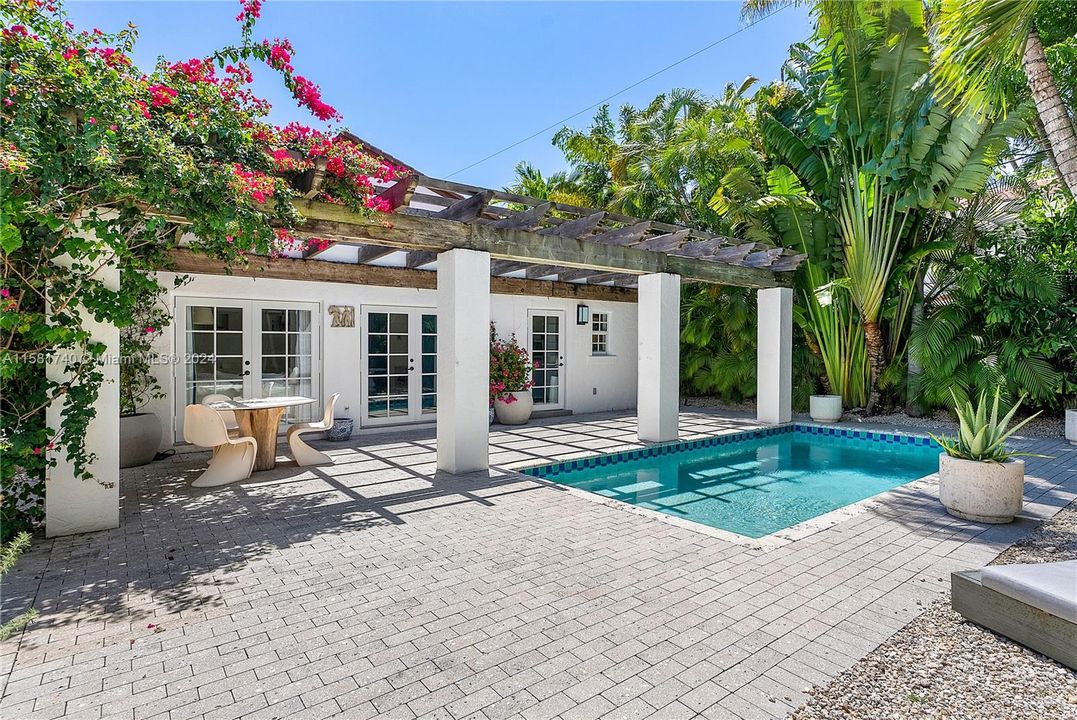 Active With Contract: $2,895,000 (4 beds, 3 baths, 2308 Square Feet)