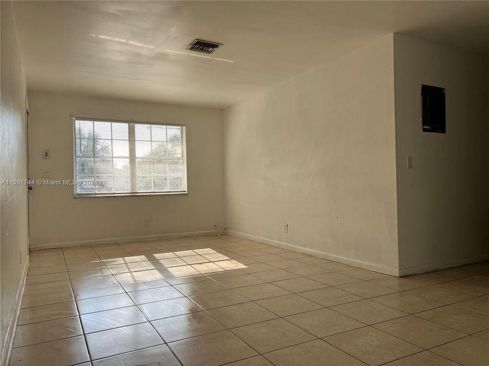 For Rent: $2,400 (3 beds, 2 baths, 3100 Square Feet)