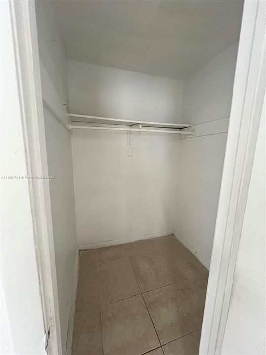 For Rent: $2,400 (3 beds, 2 baths, 3100 Square Feet)