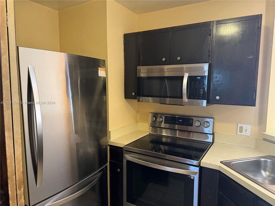Active With Contract: $1,995 (2 beds, 2 baths, 1096 Square Feet)