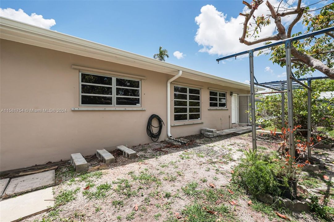 For Sale: $659,900 (4 beds, 2 baths, 1772 Square Feet)