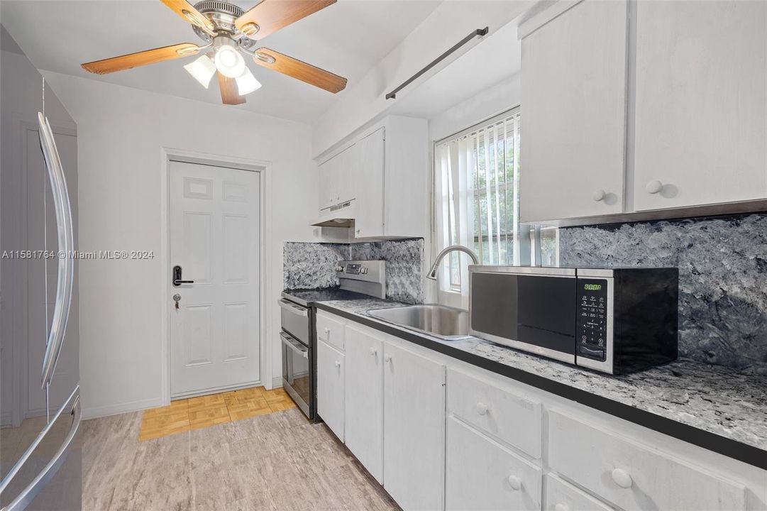 For Sale: $550,000 (2 beds, 1 baths, 967 Square Feet)