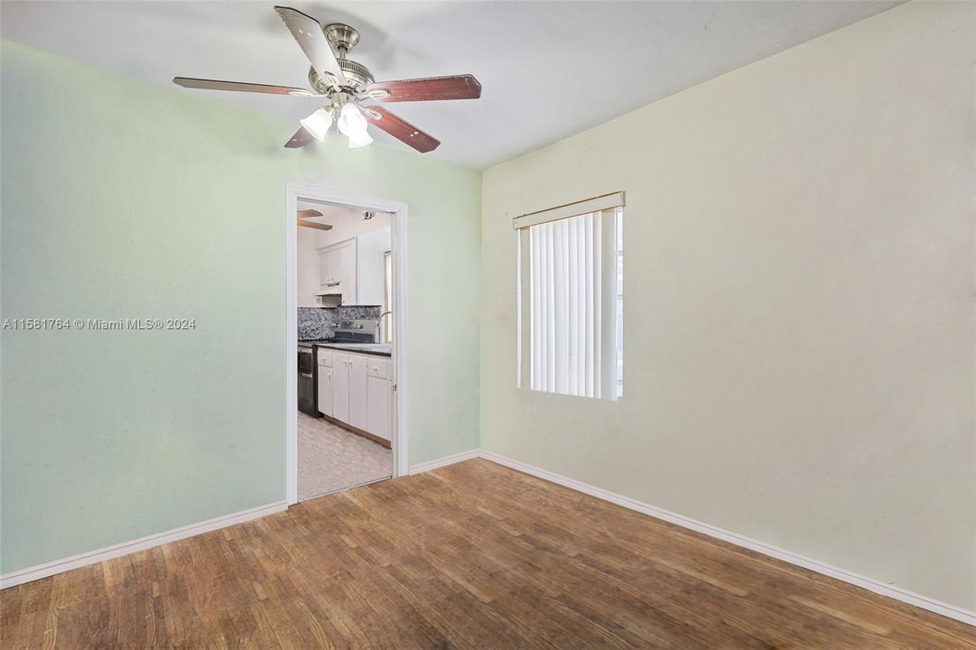 For Sale: $550,000 (2 beds, 1 baths, 967 Square Feet)