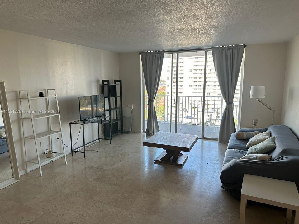 Active With Contract: $2,090 (1 beds, 2 baths, 1066 Square Feet)