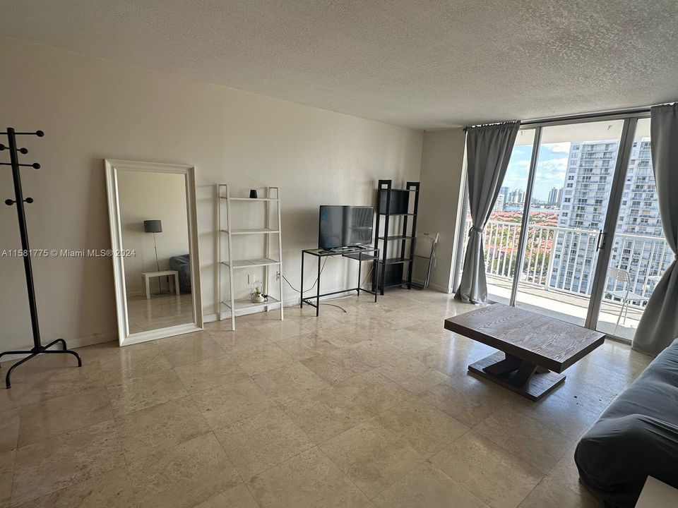 Active With Contract: $2,090 (1 beds, 2 baths, 1066 Square Feet)
