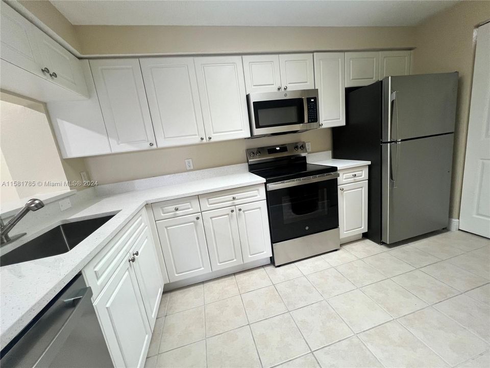 For Rent: $2,300 (1 beds, 1 baths, 819 Square Feet)