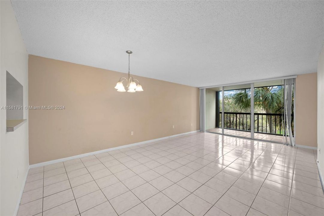 For Sale: $299,950 (2 beds, 2 baths, 983 Square Feet)