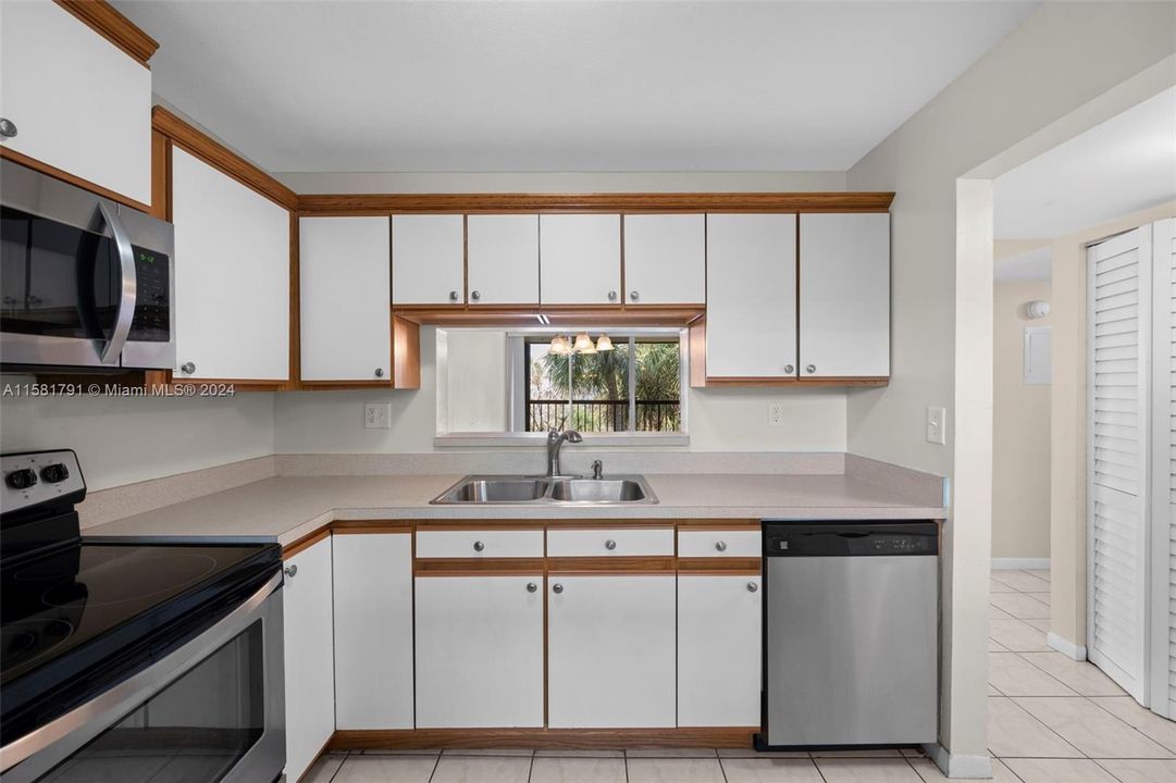 For Sale: $299,950 (2 beds, 2 baths, 983 Square Feet)