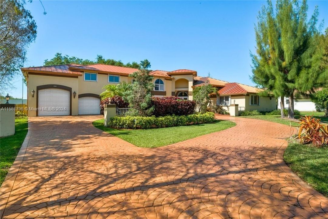 Recently Sold: $1,300,000 (5 beds, 3 baths, 5711 Square Feet)