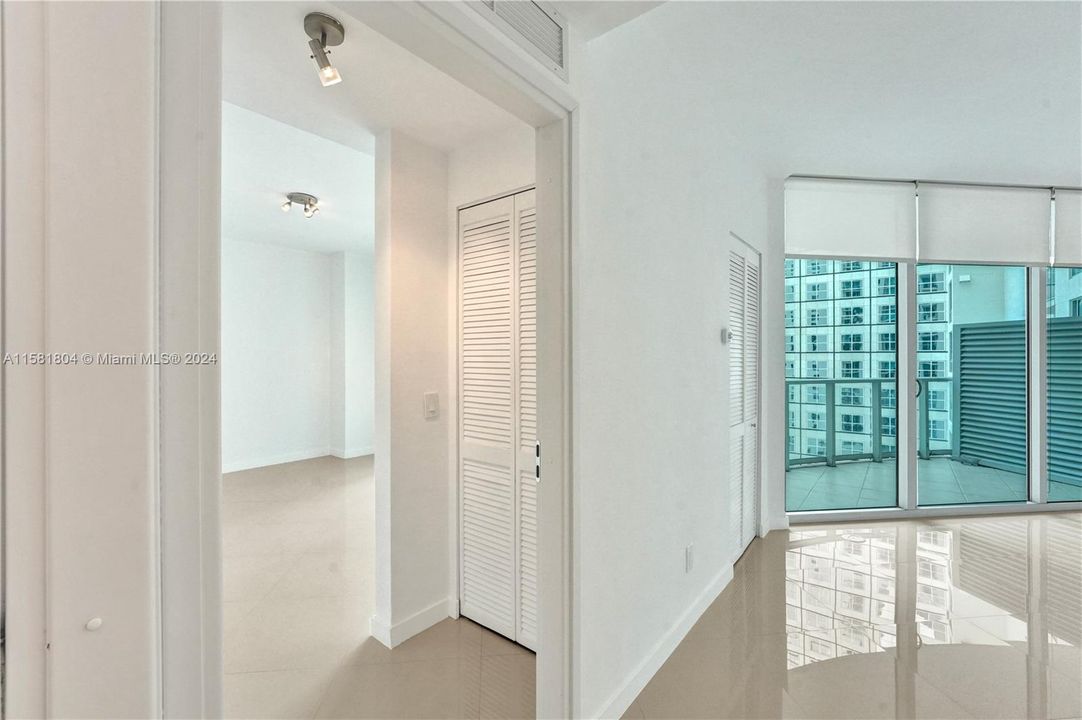 For Sale: $419,000 (1 beds, 1 baths, 733 Square Feet)