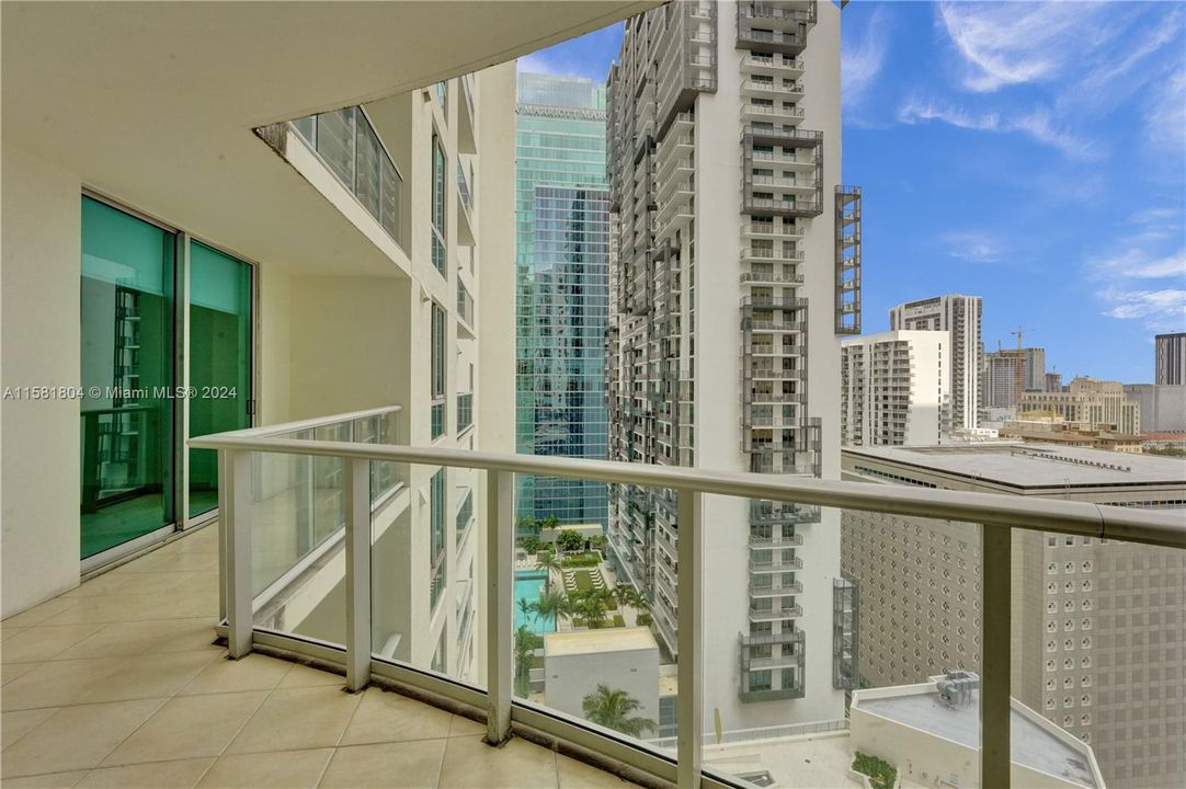 For Sale: $435,000 (1 beds, 1 baths, 733 Square Feet)