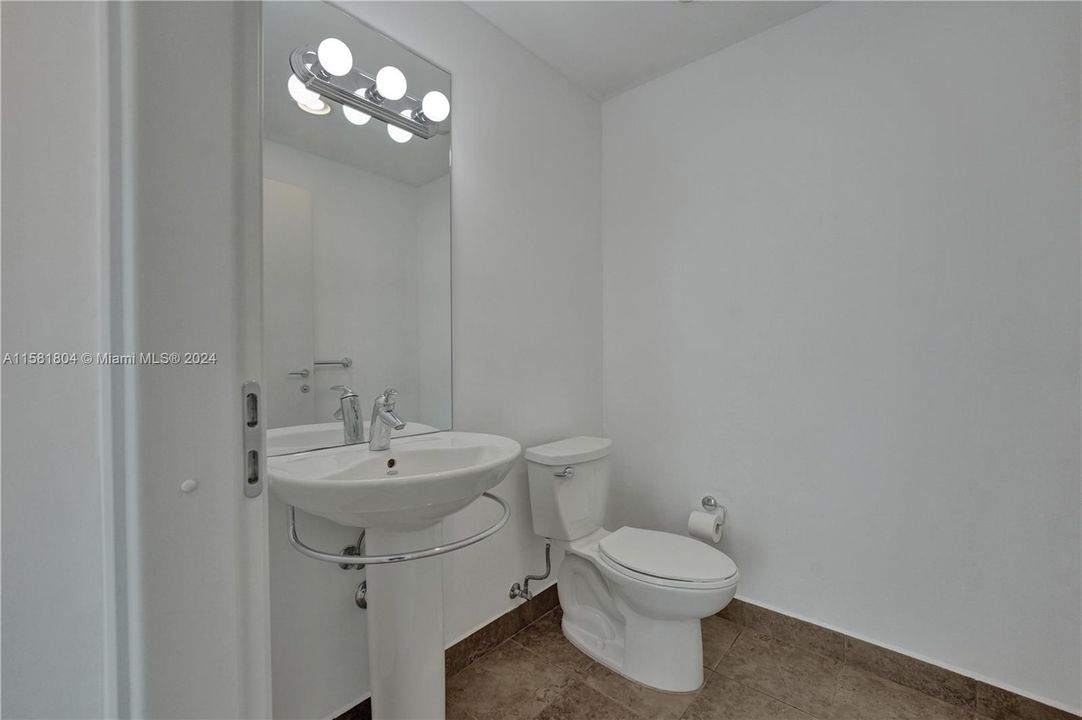 For Sale: $435,000 (1 beds, 1 baths, 733 Square Feet)