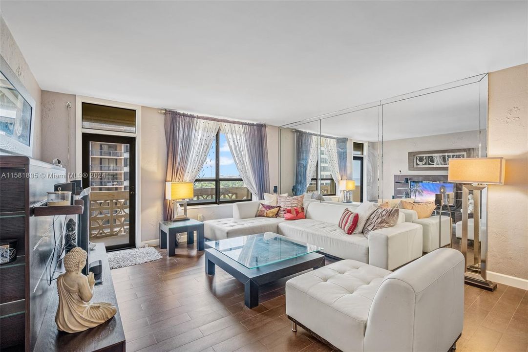 For Sale: $599,000 (1 beds, 1 baths, 1019 Square Feet)