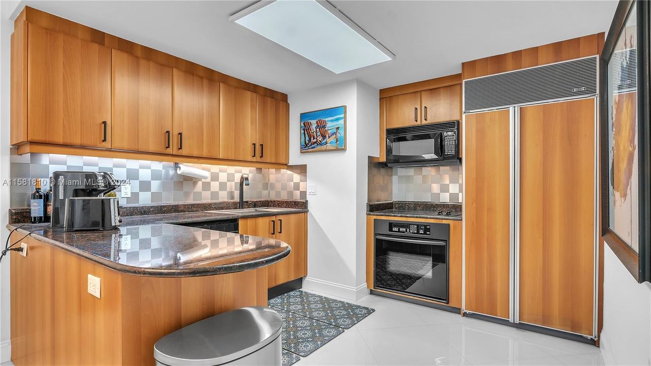 For Sale: $595,000 (1 beds, 1 baths, 741 Square Feet)