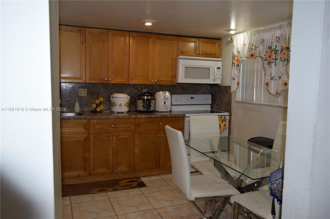 For Rent: $2,550 (2 beds, 1 baths, 771 Square Feet)