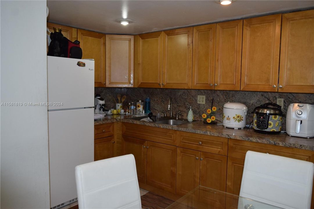 For Rent: $2,550 (2 beds, 1 baths, 771 Square Feet)