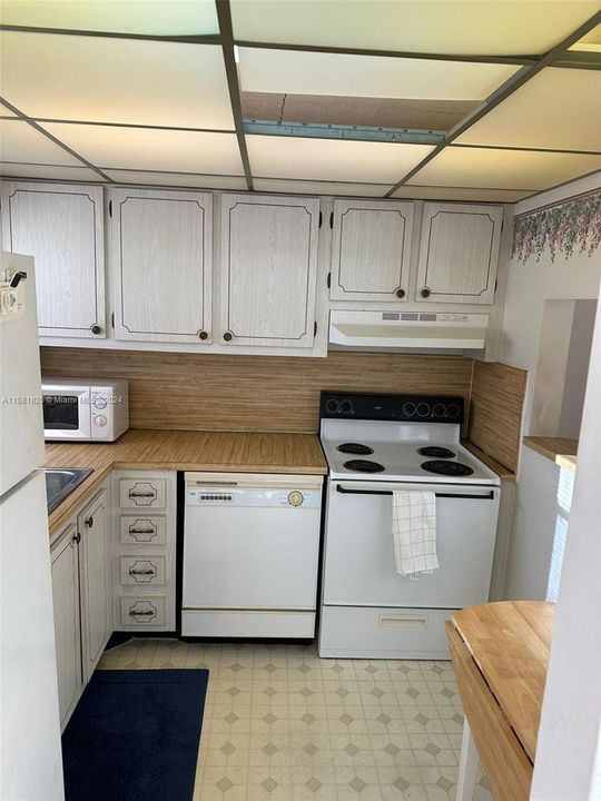 Active With Contract: $74,900 (1 beds, 1 baths, 640 Square Feet)