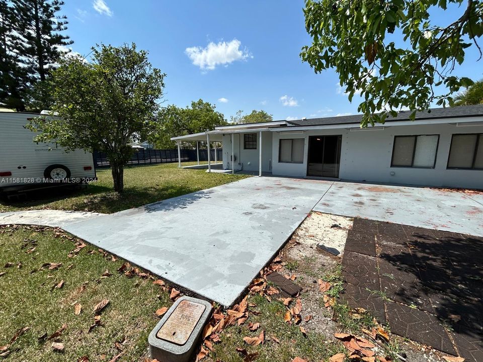 Active With Contract: $3,450 (4 beds, 2 baths, 1216 Square Feet)