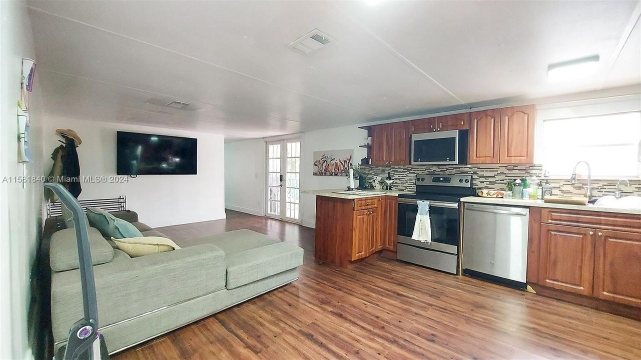 For Sale: $375,000 (3 beds, 3 baths, 1555 Square Feet)