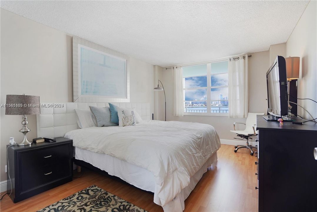 For Sale: $549,000 (2 beds, 2 baths, 1488 Square Feet)