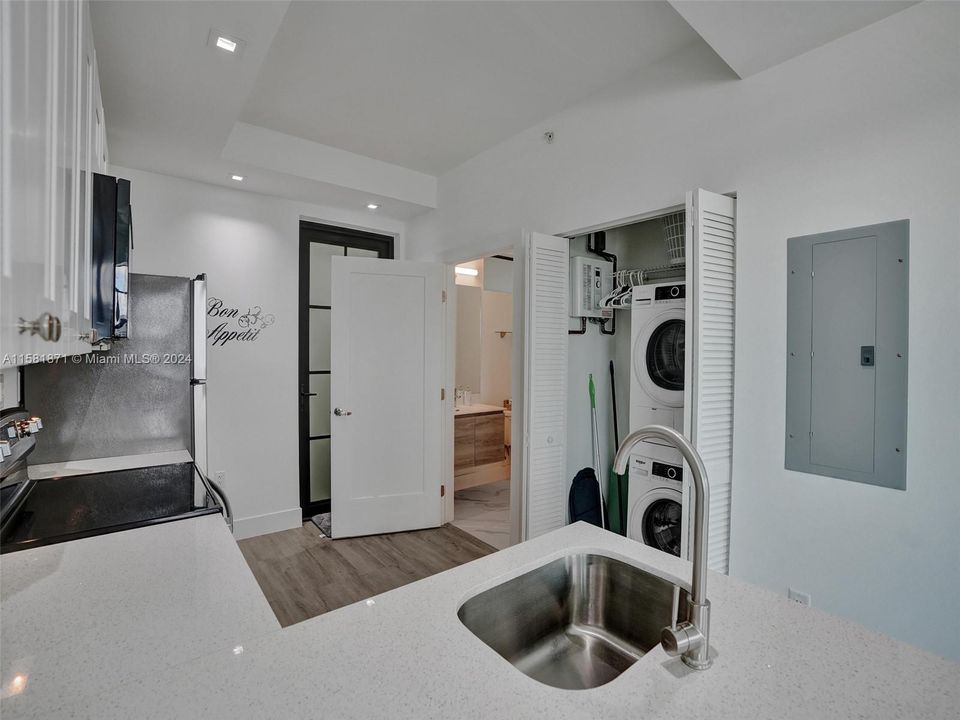 For Sale: $399,000 (1 beds, 1 baths, 436 Square Feet)