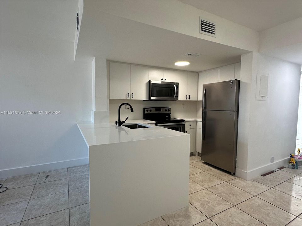 Active With Contract: $2,400 (2 beds, 2 baths, 845 Square Feet)