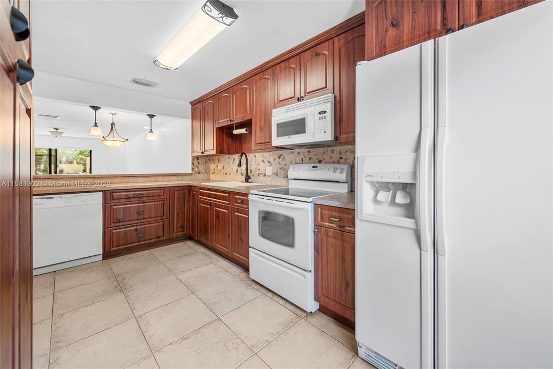 For Sale: $350,000 (2 beds, 2 baths, 1214 Square Feet)