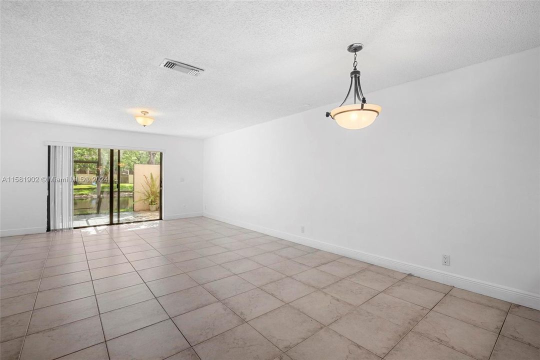For Sale: $350,000 (2 beds, 2 baths, 1214 Square Feet)