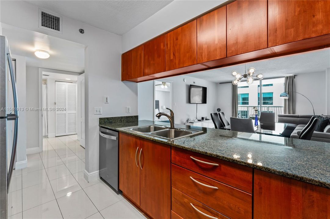 For Sale: $580,000 (1 beds, 1 baths, 825 Square Feet)