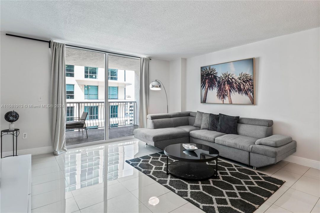 For Sale: $580,000 (1 beds, 1 baths, 825 Square Feet)