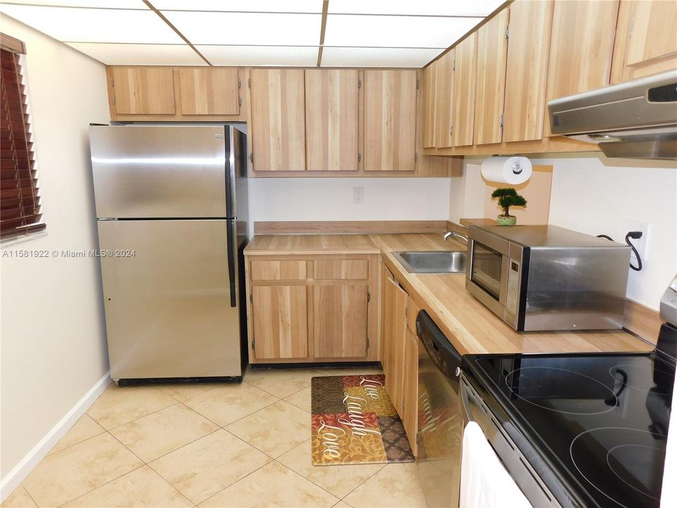 WITH STAINLESS STEEL APPLIANCES - EAT IN