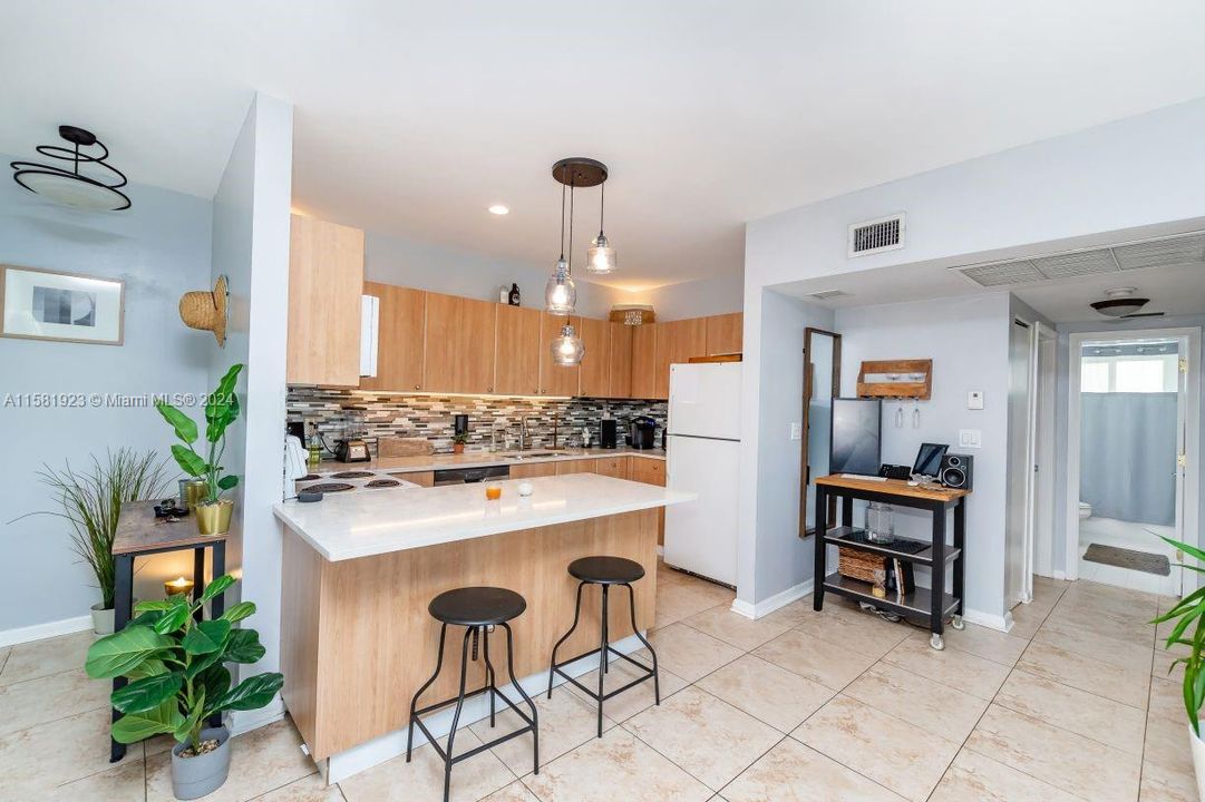 For Sale: $699,000 (2 beds, 2 baths, 823 Square Feet)