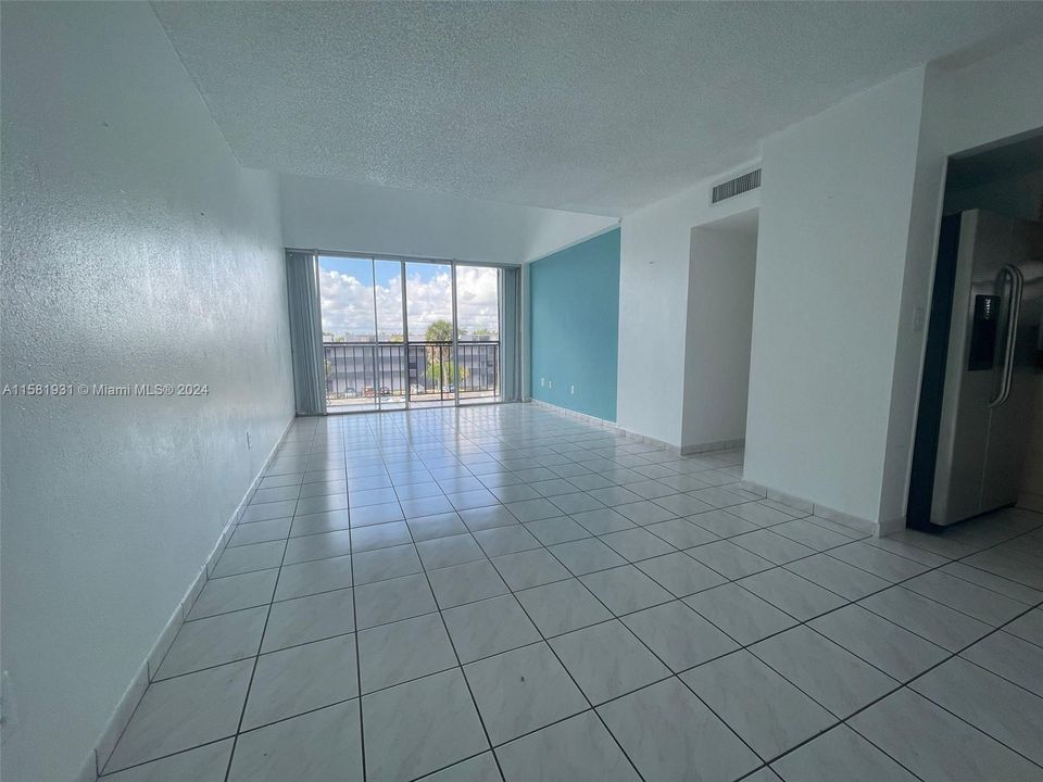 Active With Contract: $2,300 (2 beds, 1 baths, 900 Square Feet)