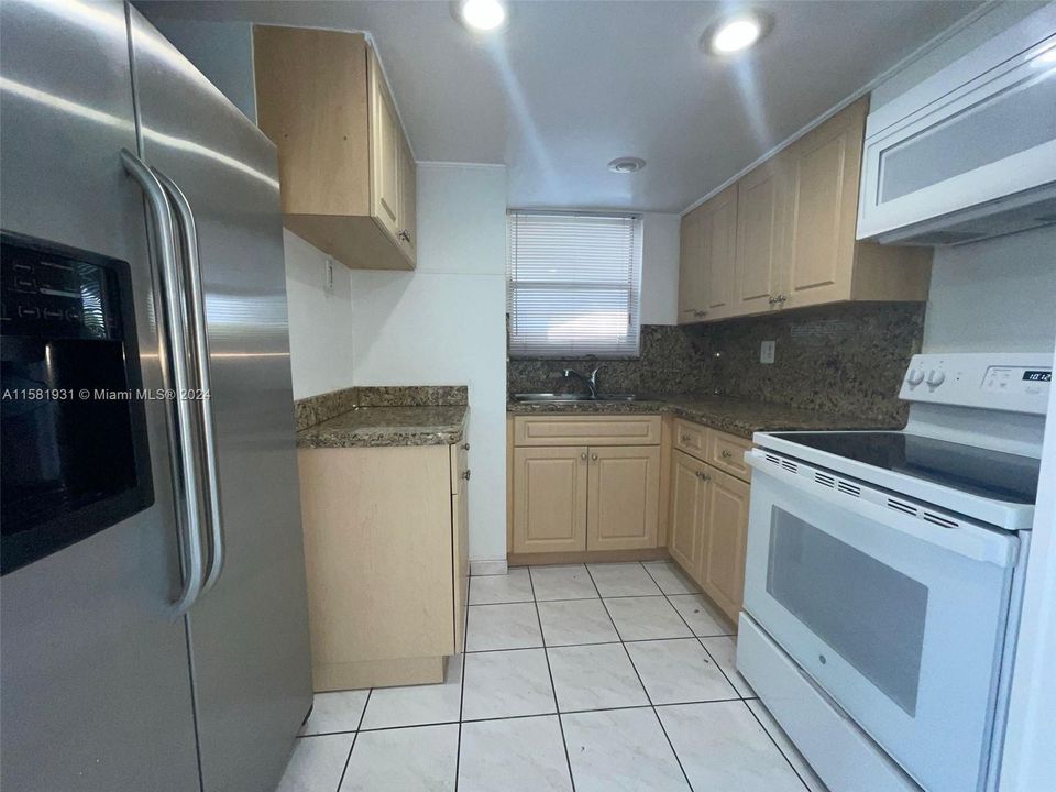 Active With Contract: $2,300 (2 beds, 1 baths, 900 Square Feet)