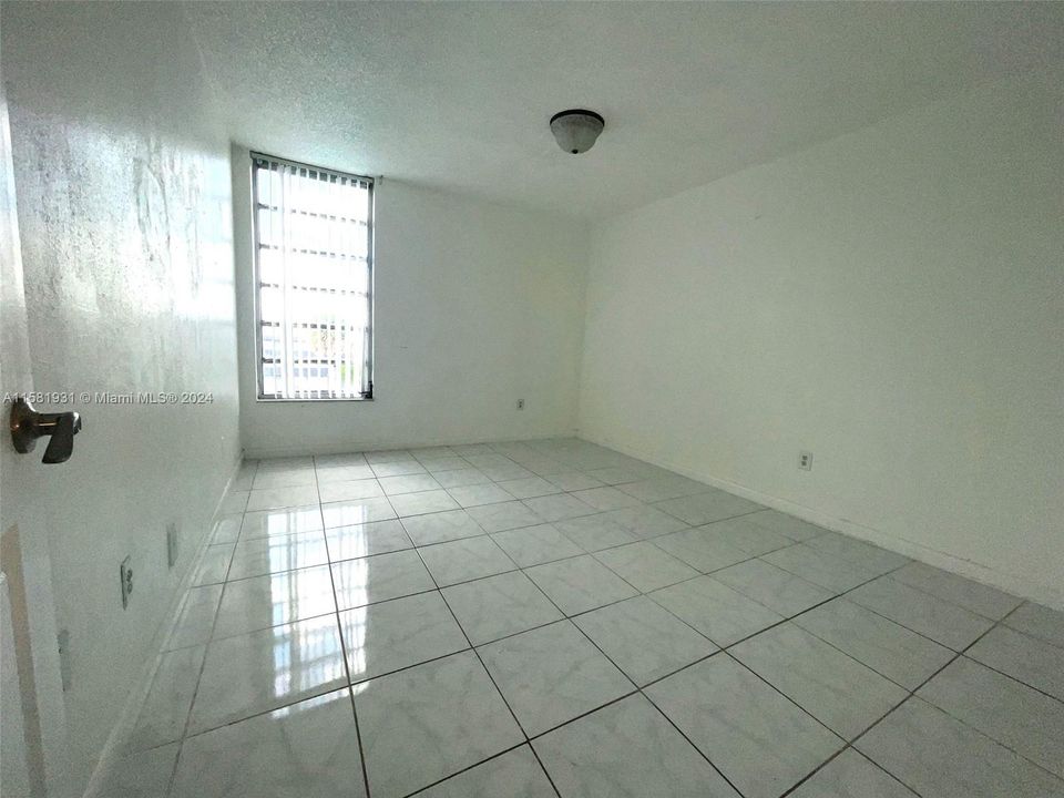 Active With Contract: $2,300 (2 beds, 1 baths, 900 Square Feet)