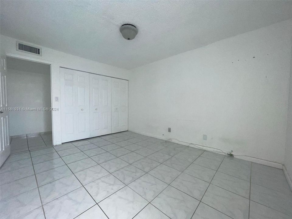 Active With Contract: $2,300 (2 beds, 1 baths, 900 Square Feet)