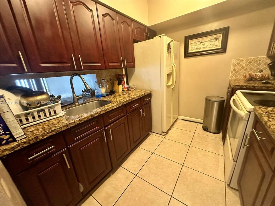 For Sale: $160,000 (2 beds, 2 baths, 990 Square Feet)