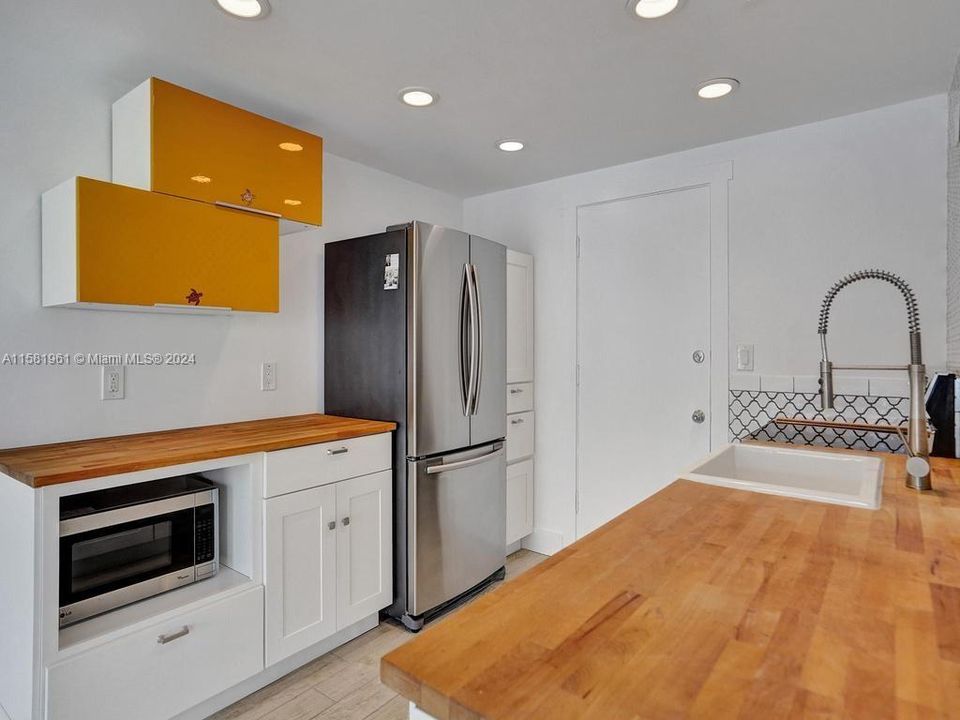 For Sale: $294,500 (1 beds, 1 baths, 787 Square Feet)