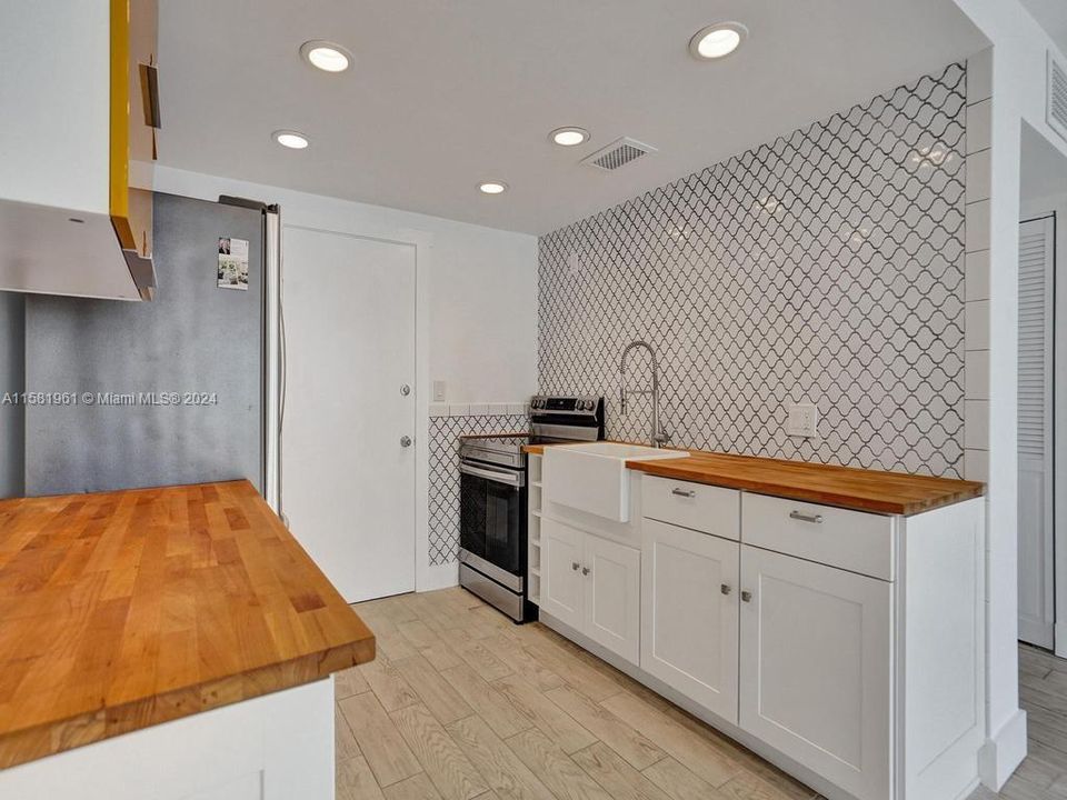 For Sale: $294,500 (1 beds, 1 baths, 787 Square Feet)