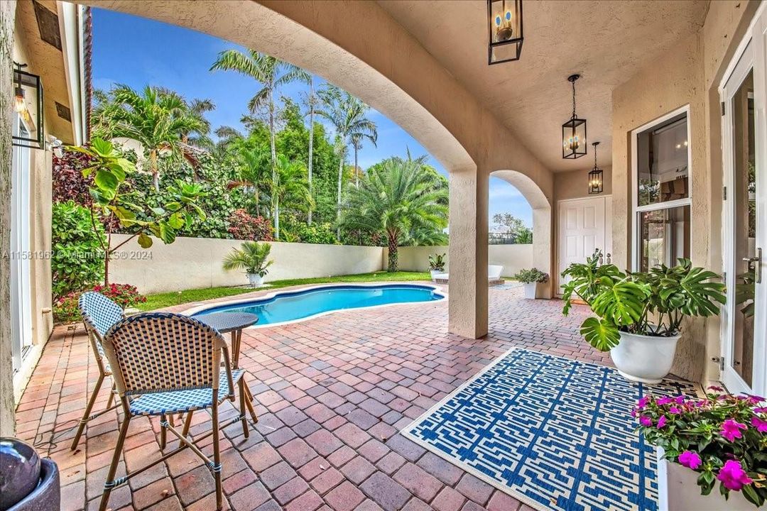 Recently Sold: $949,999 (4 beds, 3 baths, 2909 Square Feet)