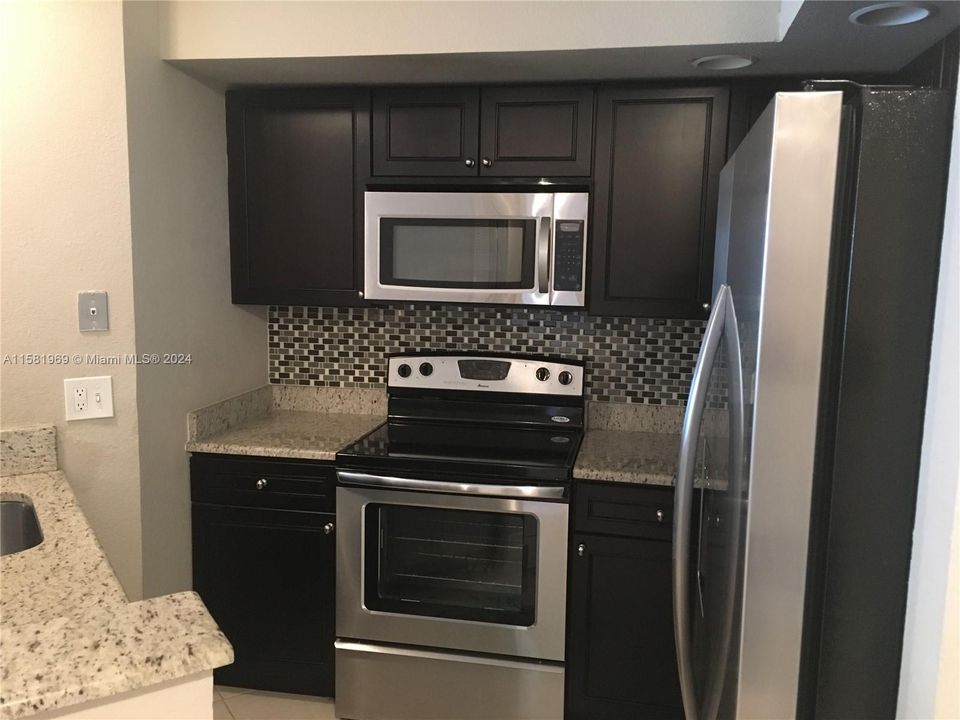 Active With Contract: $1,825 (2 beds, 1 baths, 912 Square Feet)