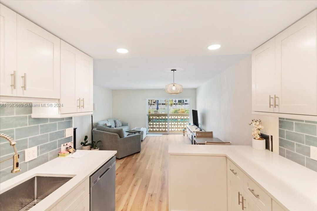 For Sale: $365,000 (1 beds, 1 baths, 787 Square Feet)