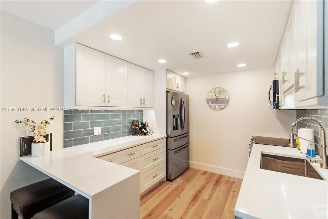 For Sale: $365,000 (1 beds, 1 baths, 787 Square Feet)