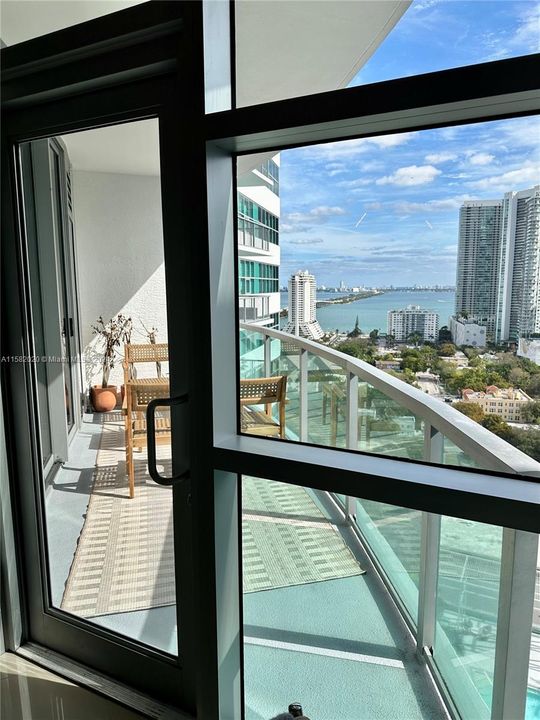 Active With Contract: $3,850 (1 beds, 1 baths, 861 Square Feet)