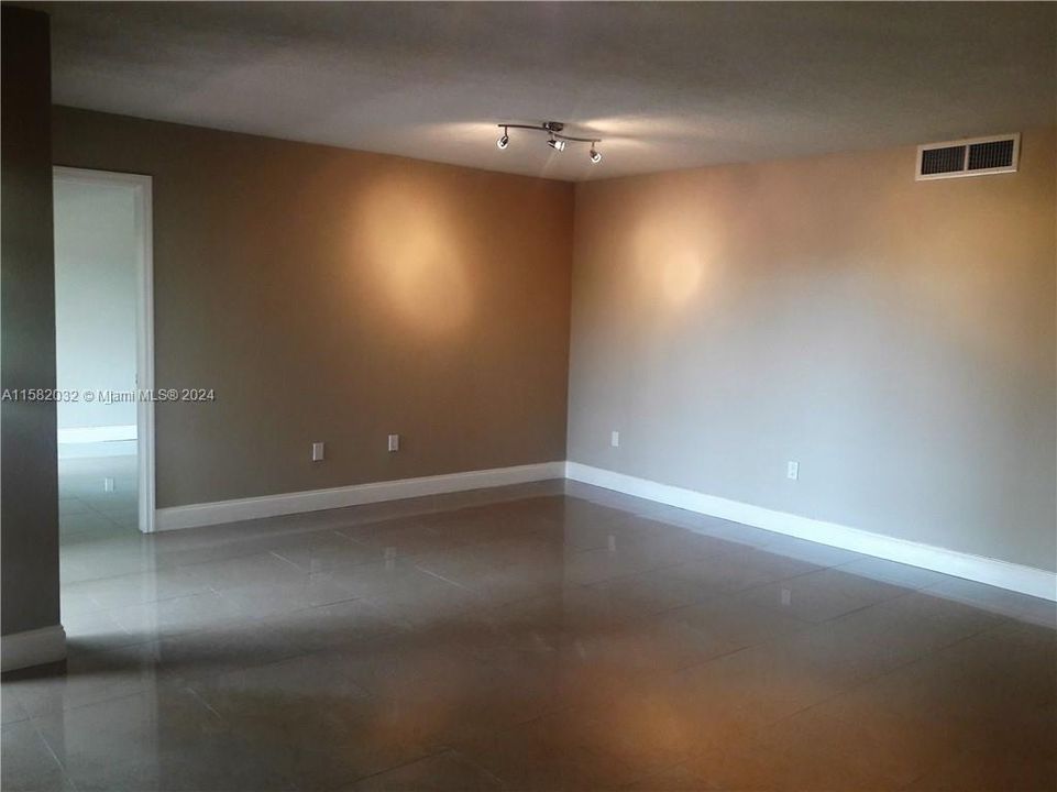 For Rent: $2,800 (3 beds, 2 baths, 1240 Square Feet)