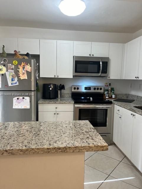 For Sale: $250,000 (2 beds, 2 baths, 978 Square Feet)