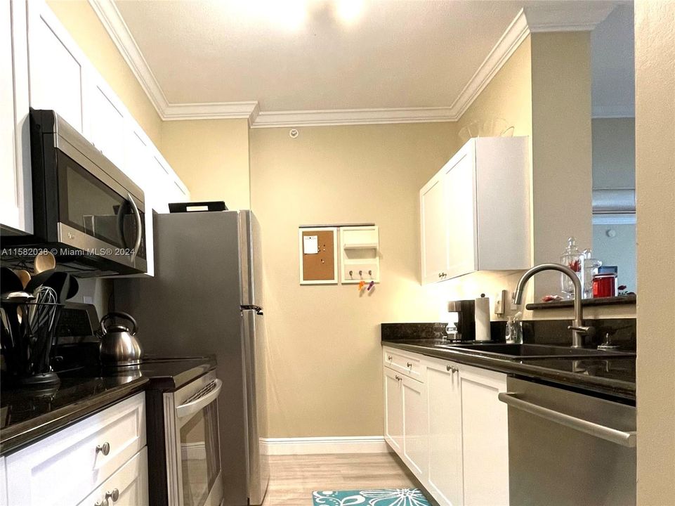 For Rent: $2,500 (1 beds, 1 baths, 705 Square Feet)