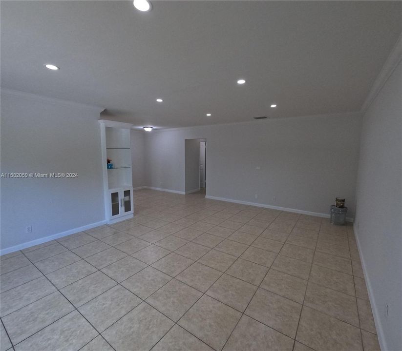 For Rent: $2,250 (1 beds, 1 baths, 1176 Square Feet)